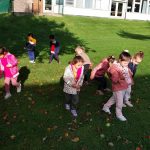 Petite visite au verger de notre école pour les élèves de Mme Géraldine !